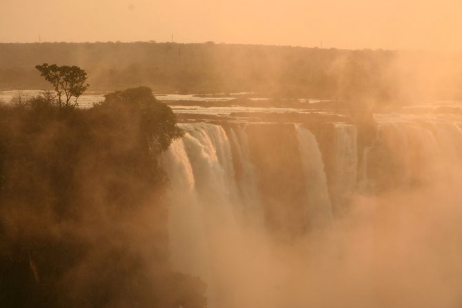 Die Victoria Falls sind die grössten Wasserfälle Afrikas und ein spektakuläres Naturwunder