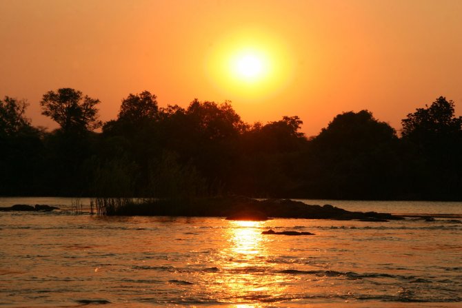 Romantischer Sonnenuntergang auf dem Zambezi