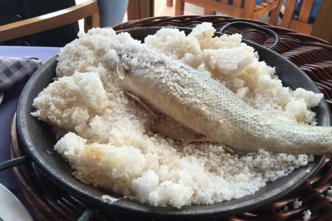 Die "Bodega des Port" im Hafen von Alcudia bietet exquisiter Küche, u. a. frischen Fisch in der Salzkruste.