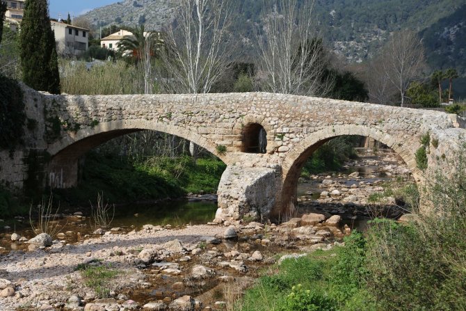 Die alte Römerbrücke in Pollença.